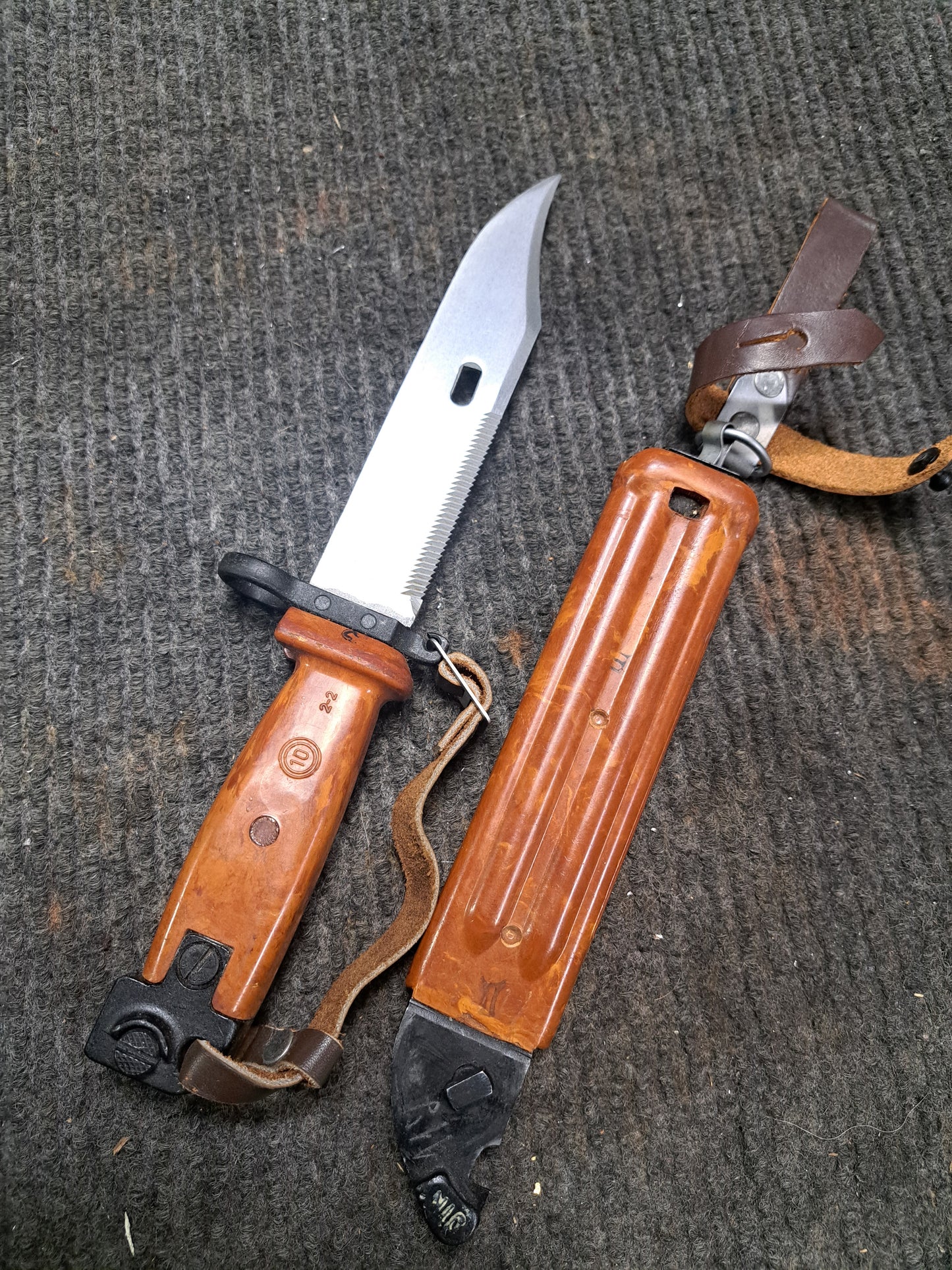 BULGARIAN BAKELITE (10) BAYONET
